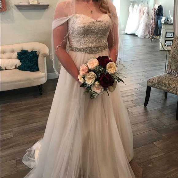 Wedding Dress, Brand new, unaltered - Picture 1 of 8